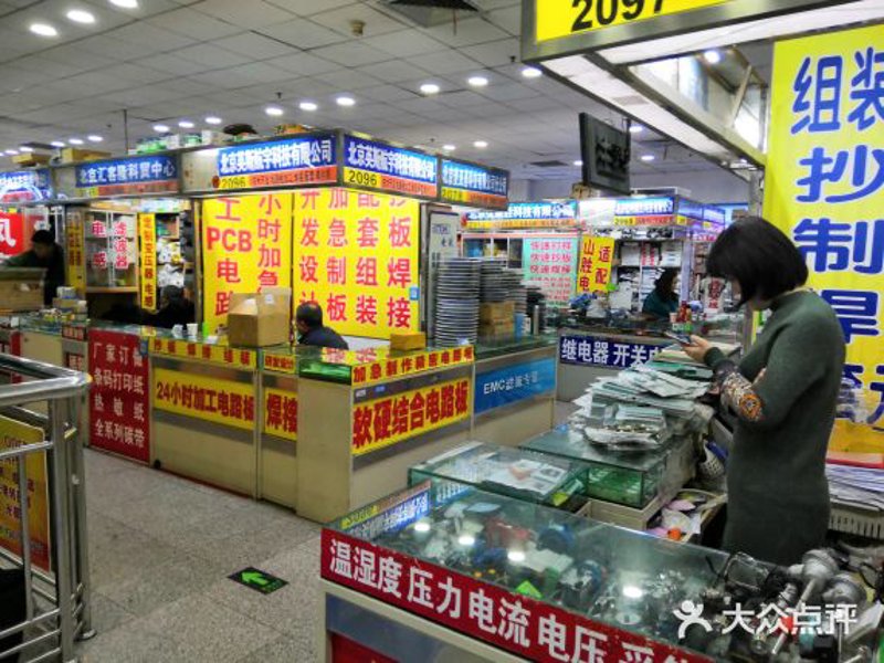 故事叙述类：从小镇居民的角度，讲述如何在家中安装一个高效的安防监控系统。
